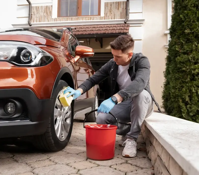 Lavage auto à domicile Faux : professionnel intervenant sur un véhicule